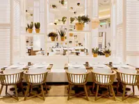 Elegancka restauracja w H10 Conquistador z jasnymi meblami