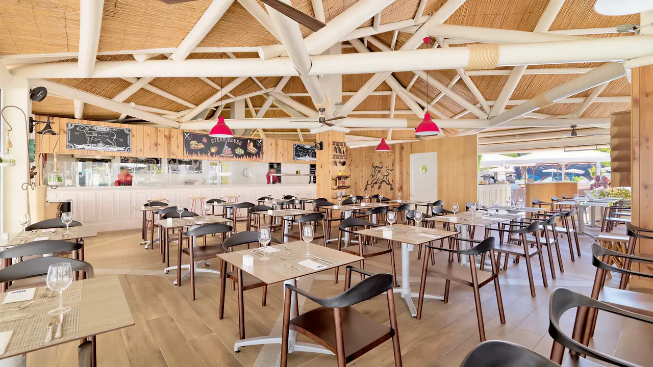 Restauracja w H10 Conquistador z drewnianymi stolikami