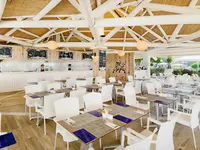 Restauracja w H10 Conquistador z białymi krzesłami