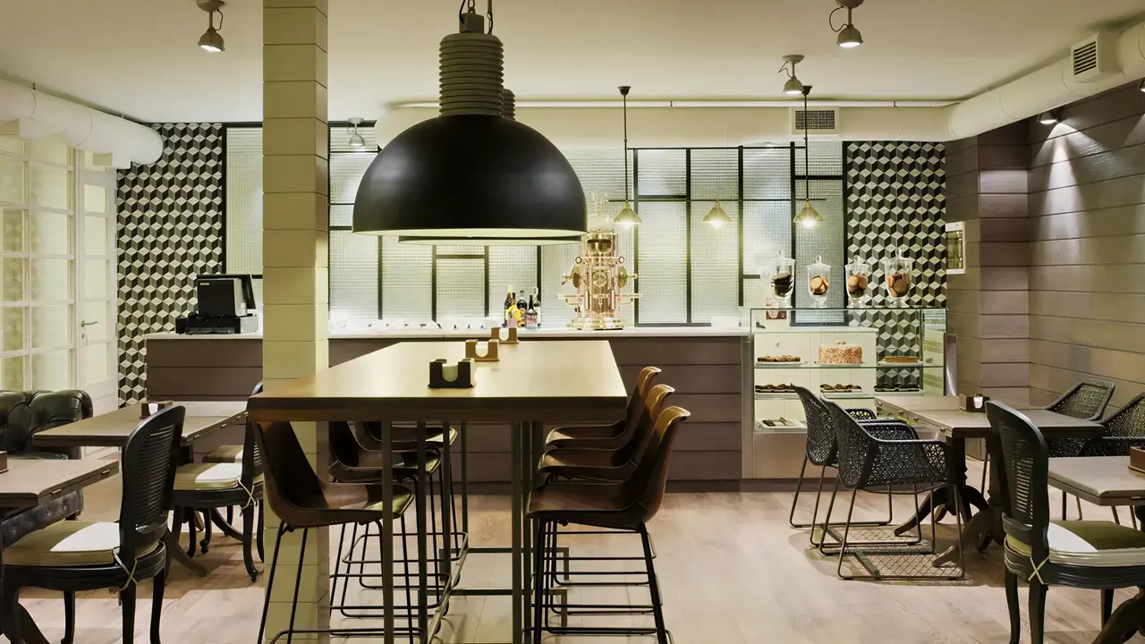 Wnętrze restauracji w H10 Conquistador z wysokimi stołami