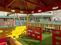 Kolorowy plac zabaw dla dzieci w H10 Conquistador