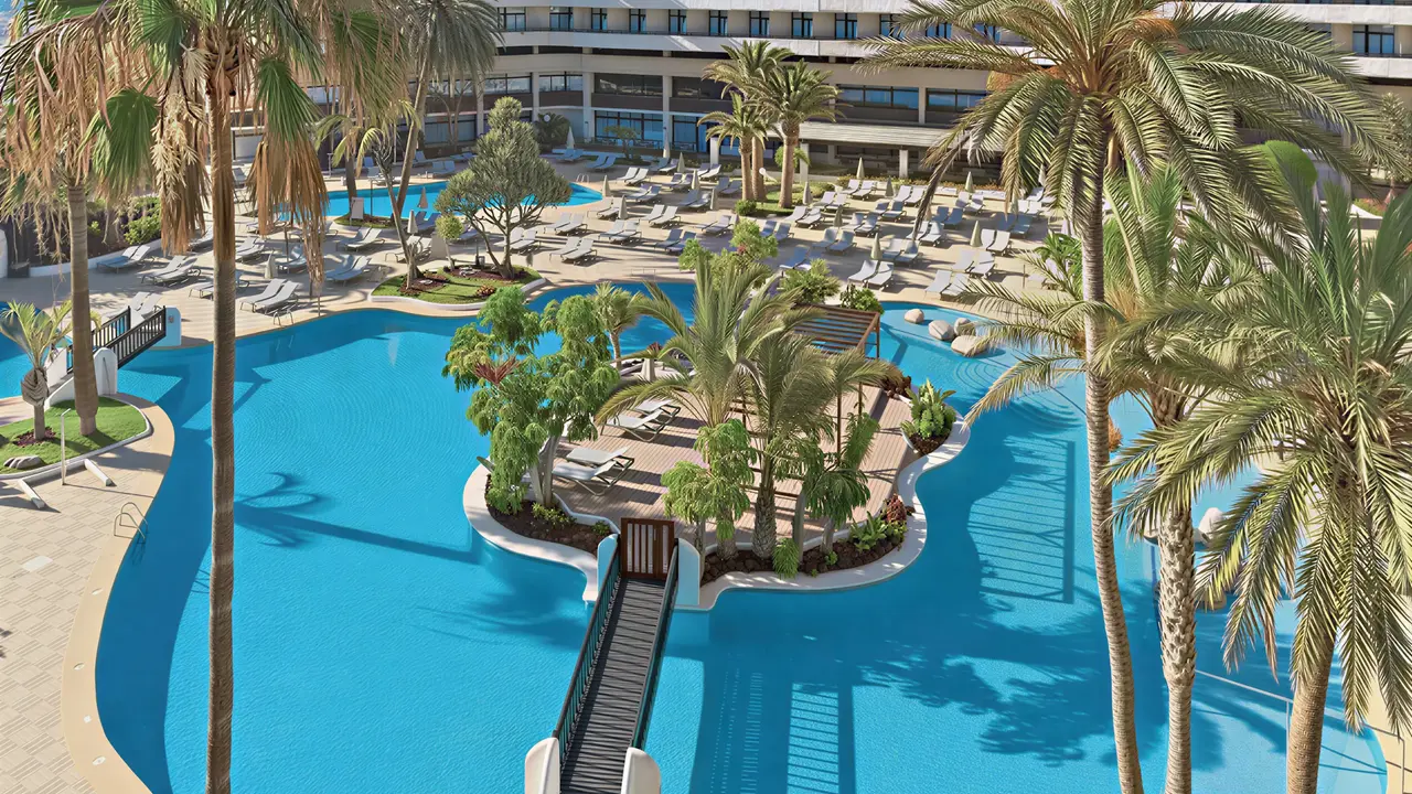 Basen z palmami w hotelu H10 Conquistador