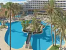 Basen z palmami w hotelu H10 Conquistador