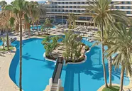 Basen z palmami w hotelu H10 Conquistador
