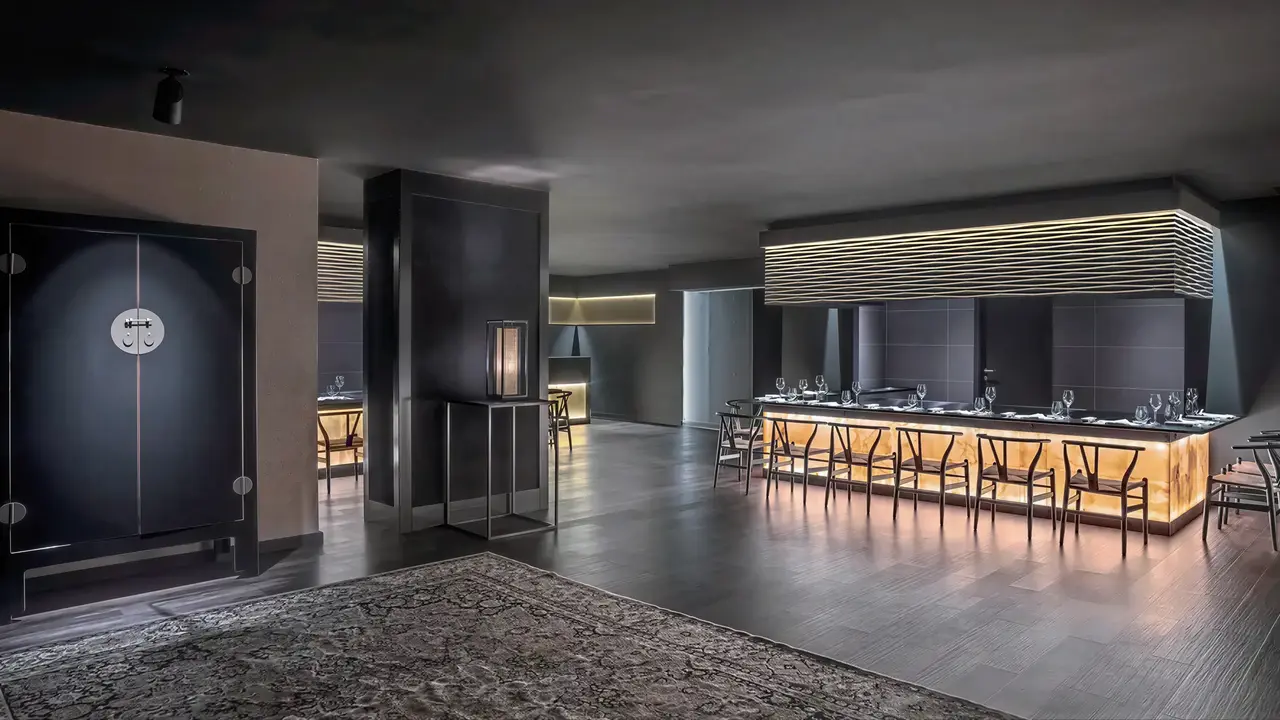 Nowoczesny bar w hotelu H10 Conquistador