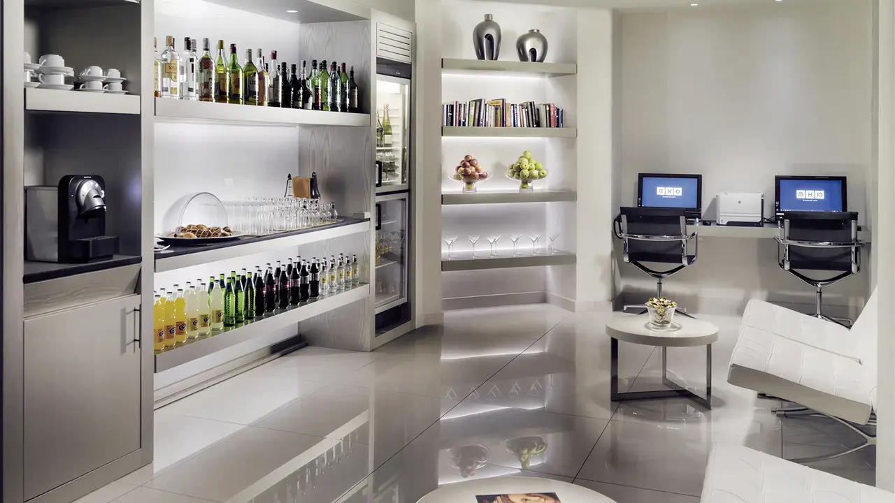 Nowoczesny salon i barek w H10 Conquistador