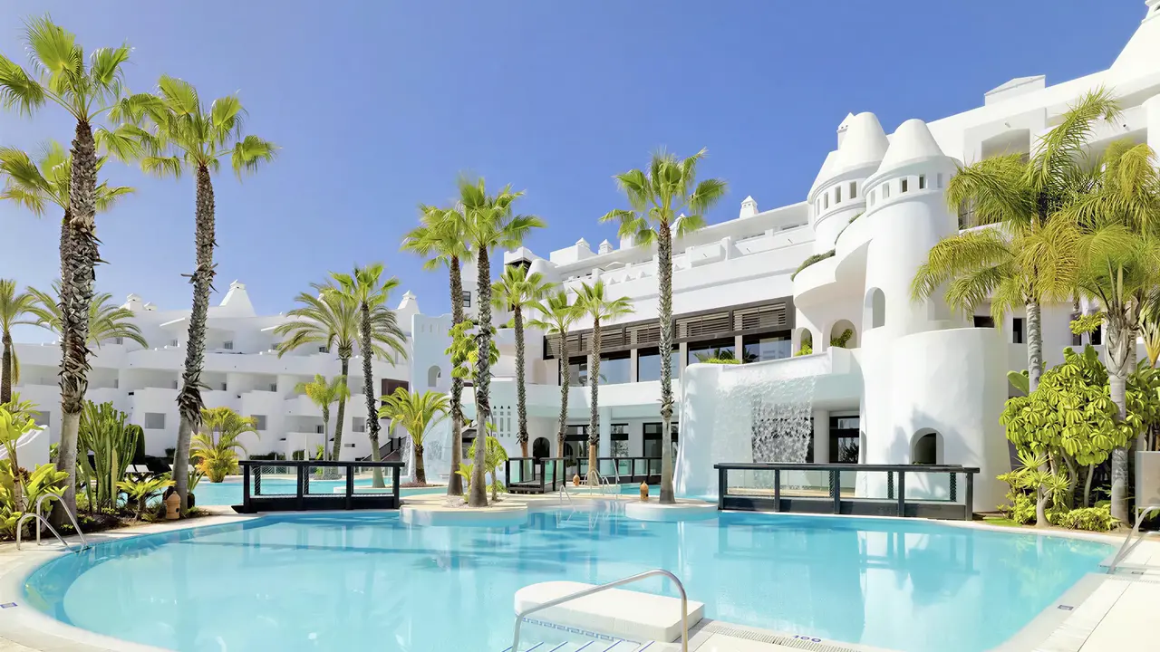 Basen w hotelu H10 Estepona Palace z palmami
