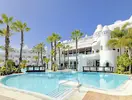 Basen w hotelu H10 Estepona Palace z palmami