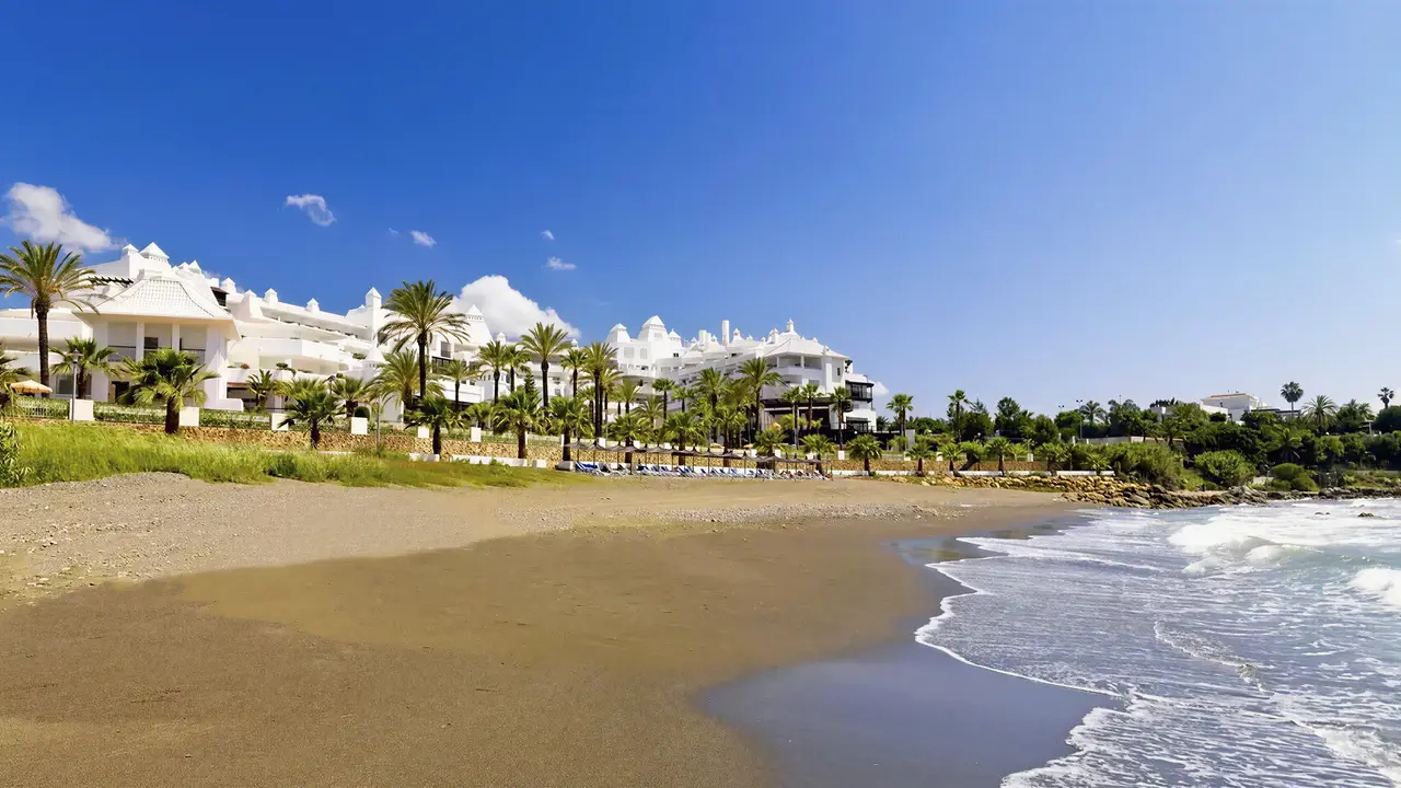 Widok na budynki H10 Estepona Palace oraz plażę
