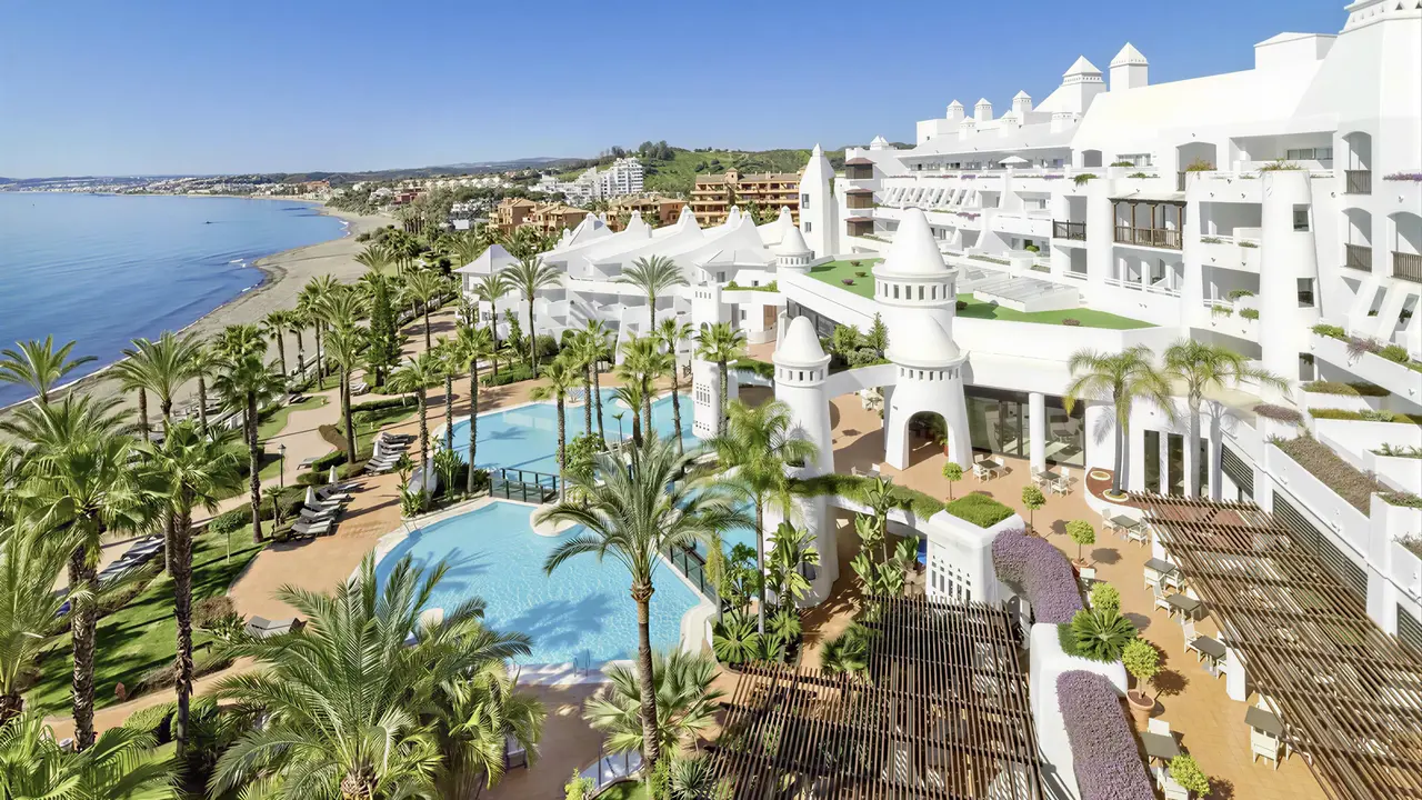 Widok na kompleks H10 Estepona Palace z basenami i plażą