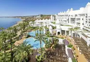 Widok na kompleks H10 Estepona Palace z basenami i plażą