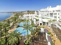 Widok na kompleks H10 Estepona Palace z basenami i plażą