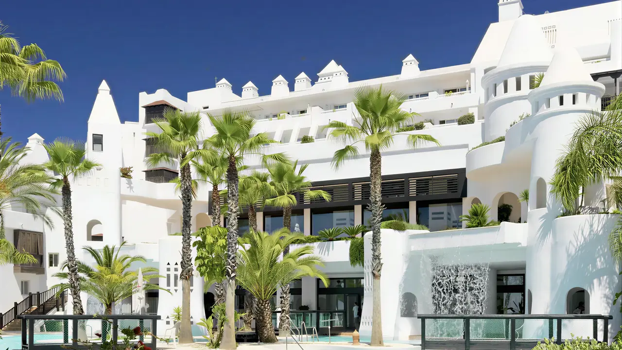 Biała architektura i basen w H10 Estepona Palace