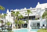 Biała architektura i basen w H10 Estepona Palace