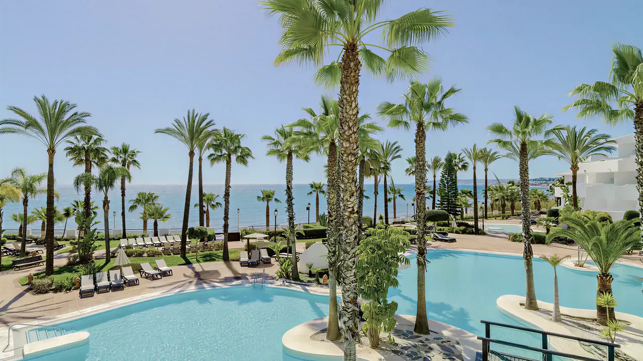 Basen z palmami w H10 Estepona Palace