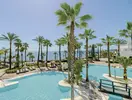 Basen z palmami w H10 Estepona Palace