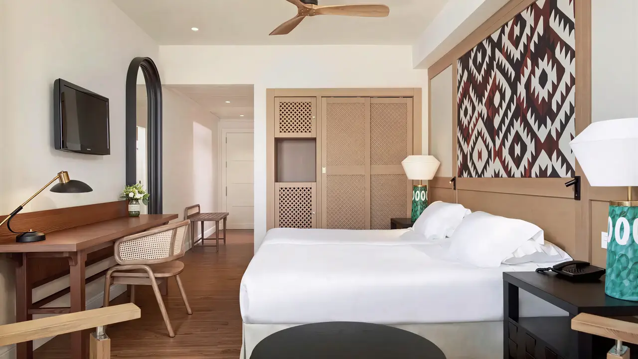 Nowoczesny pokój z łóżkiem w H10 Estepona Palace