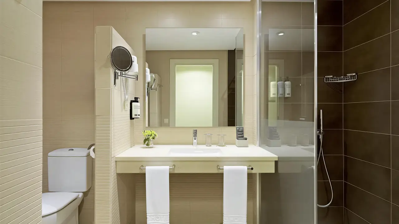 Nowoczesna łazienka w H10 Estepona Palace