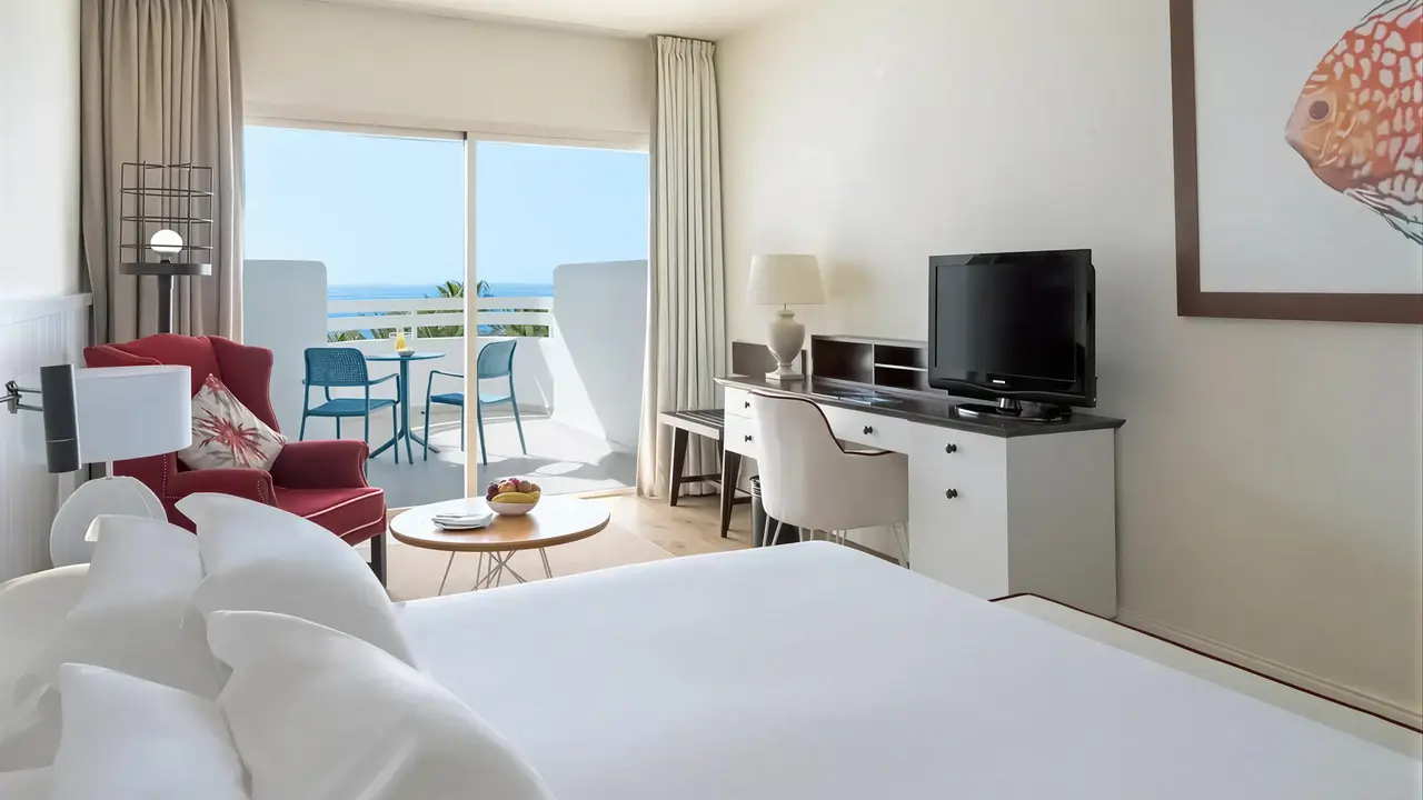 Pokój z widokiem na taras w H10 Estepona Palace