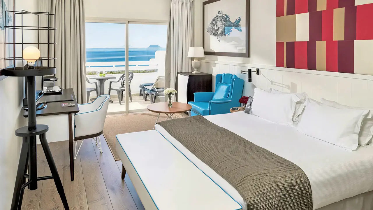 Nowoczesny pokój z widokiem w H10 Estepona Palace