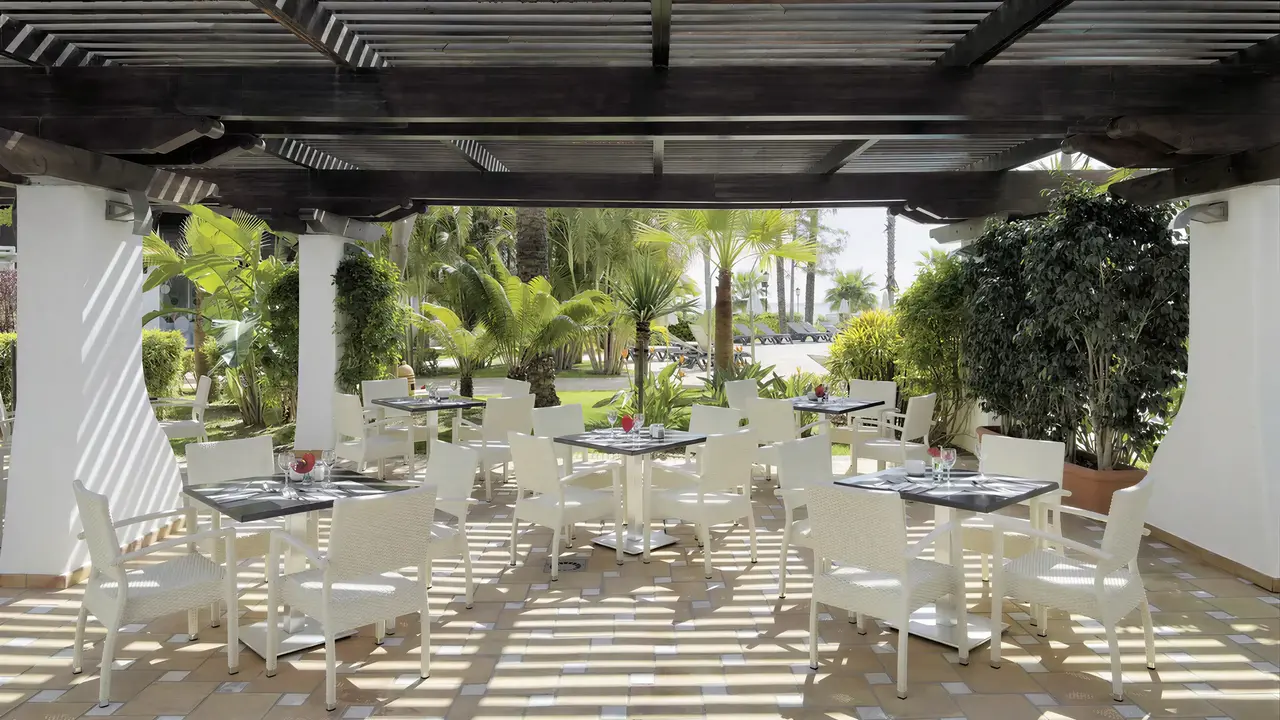 Restauracja na świeżym powietrzu w H10 Estepona Palace