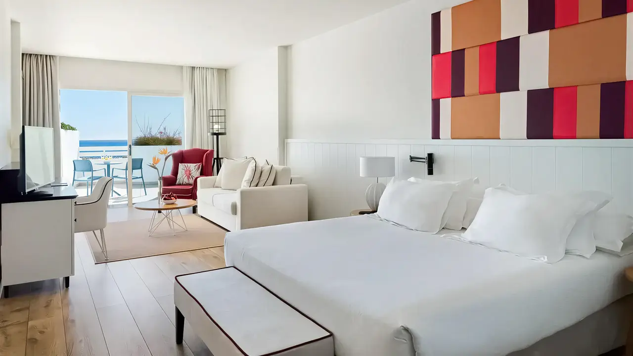 Nowoczesny pokój z widokiem w H10 Estepona Palace
