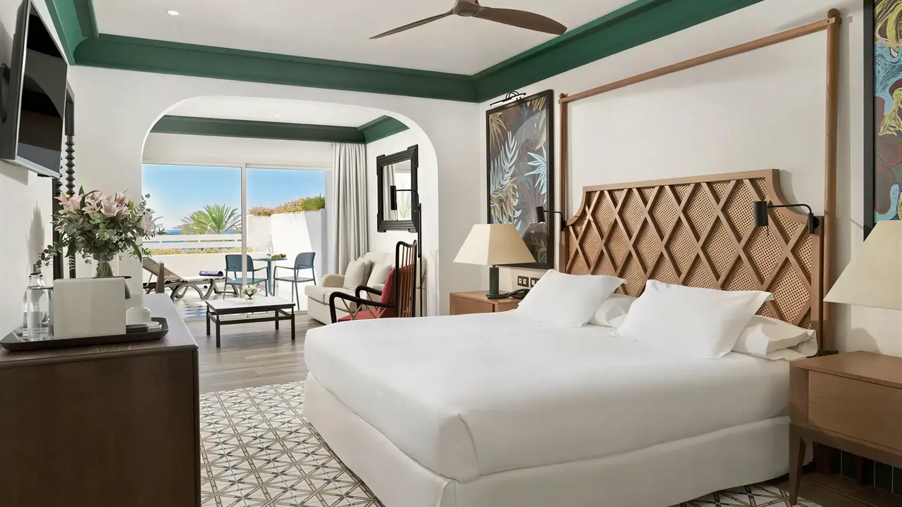Nowoczesny pokój z łóżkiem w H10 Estepona Palace