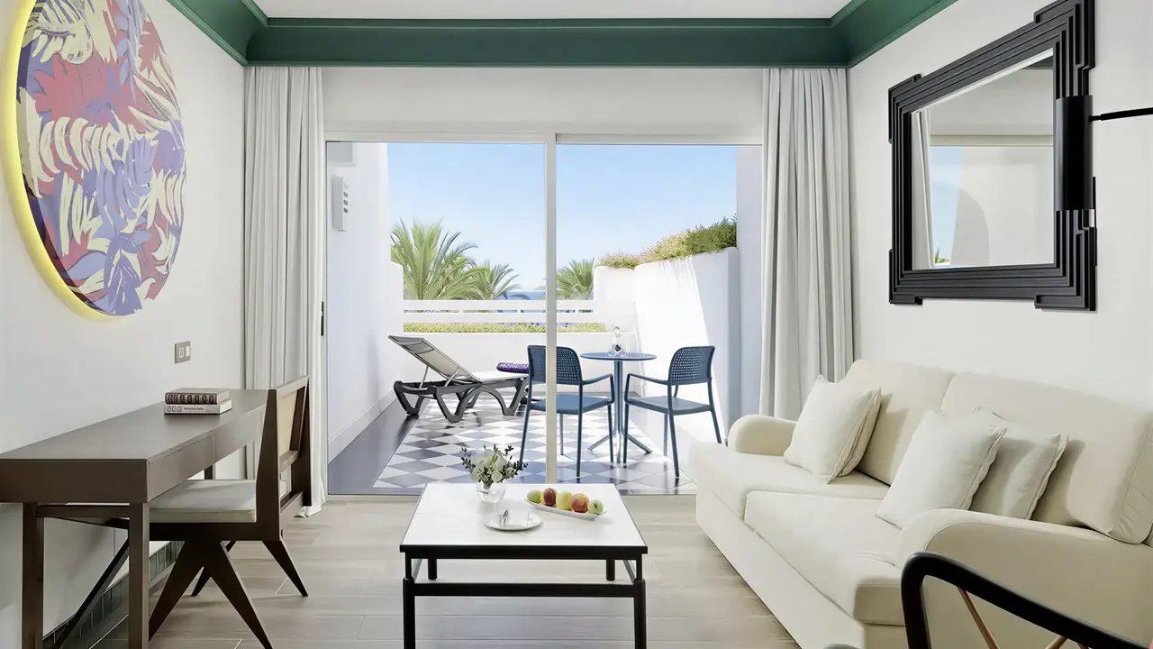 Nowoczesny pokój z salonem w H10 Estepona Palace