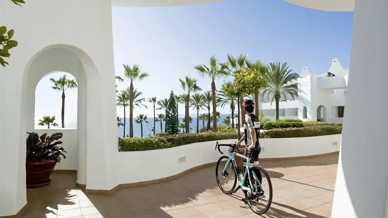 Biała architektura i taras w H10 Estepona Palace