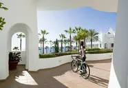 Biała architektura i taras w H10 Estepona Palace
