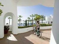 Biała architektura i taras w H10 Estepona Palace