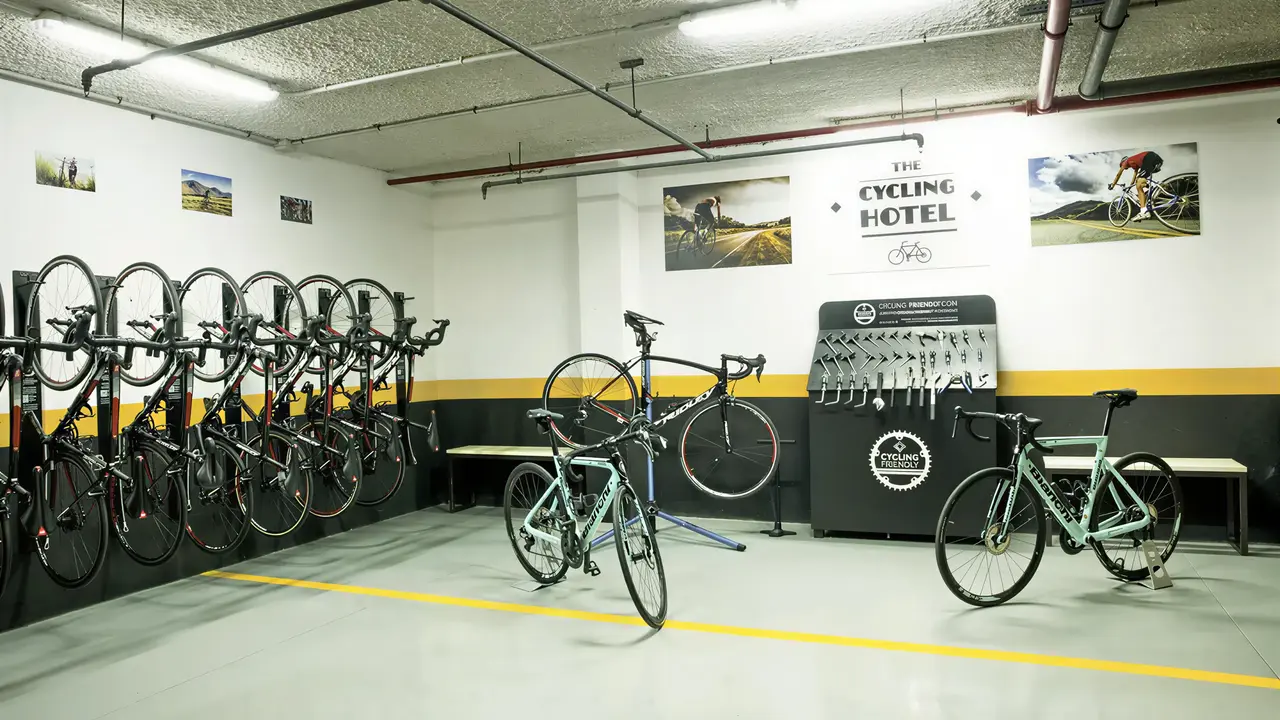 Pokój rowerowy w H10 Estepona Palace z wyposażeniem