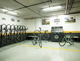 Pokój rowerowy w H10 Estepona Palace z wyposażeniem