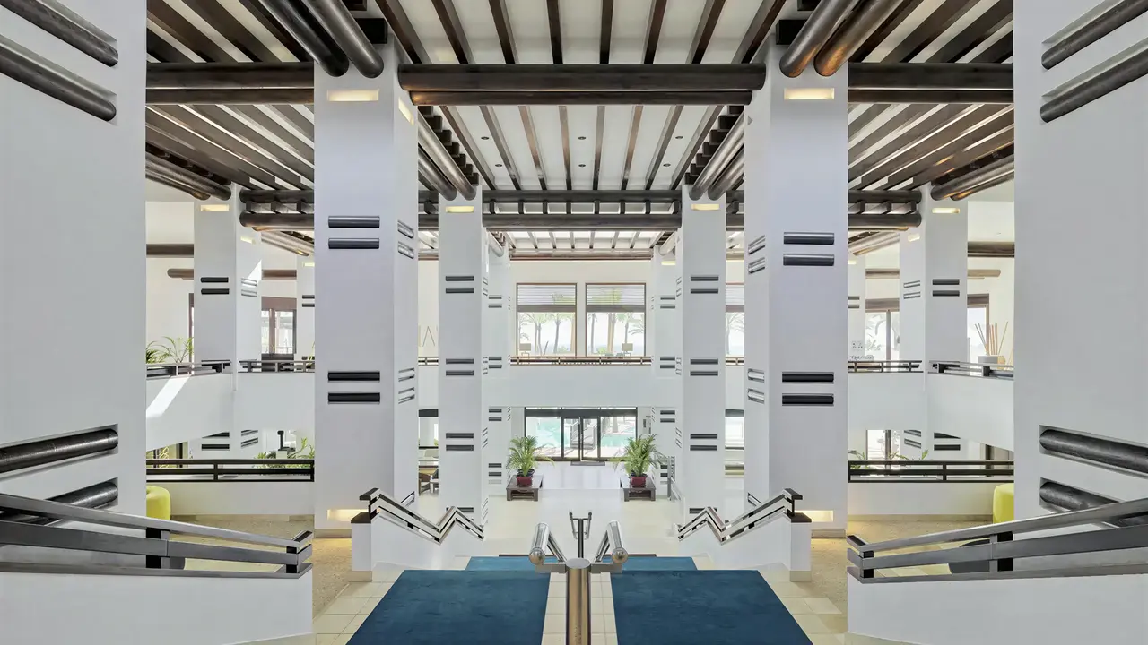 Wnętrze reprezentacyjnego holu w H10 Estepona Palace