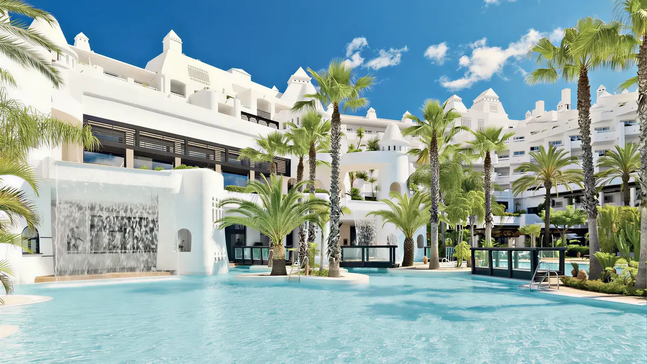 Basen w hotelu H10 Estepona Palace z białymi budynkami