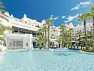 Basen w hotelu H10 Estepona Palace z białymi budynkami
