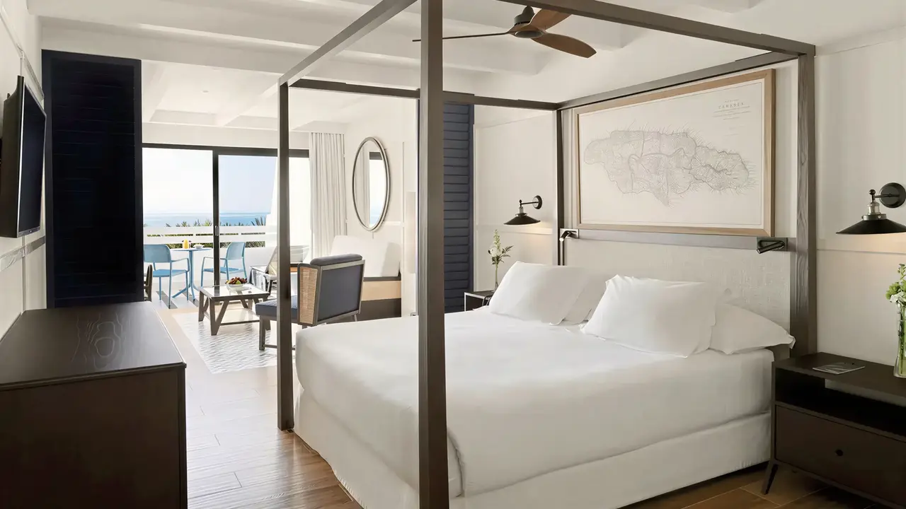 Sypialnia z łóżkiem z baldachimem w H10 Estepona Palace