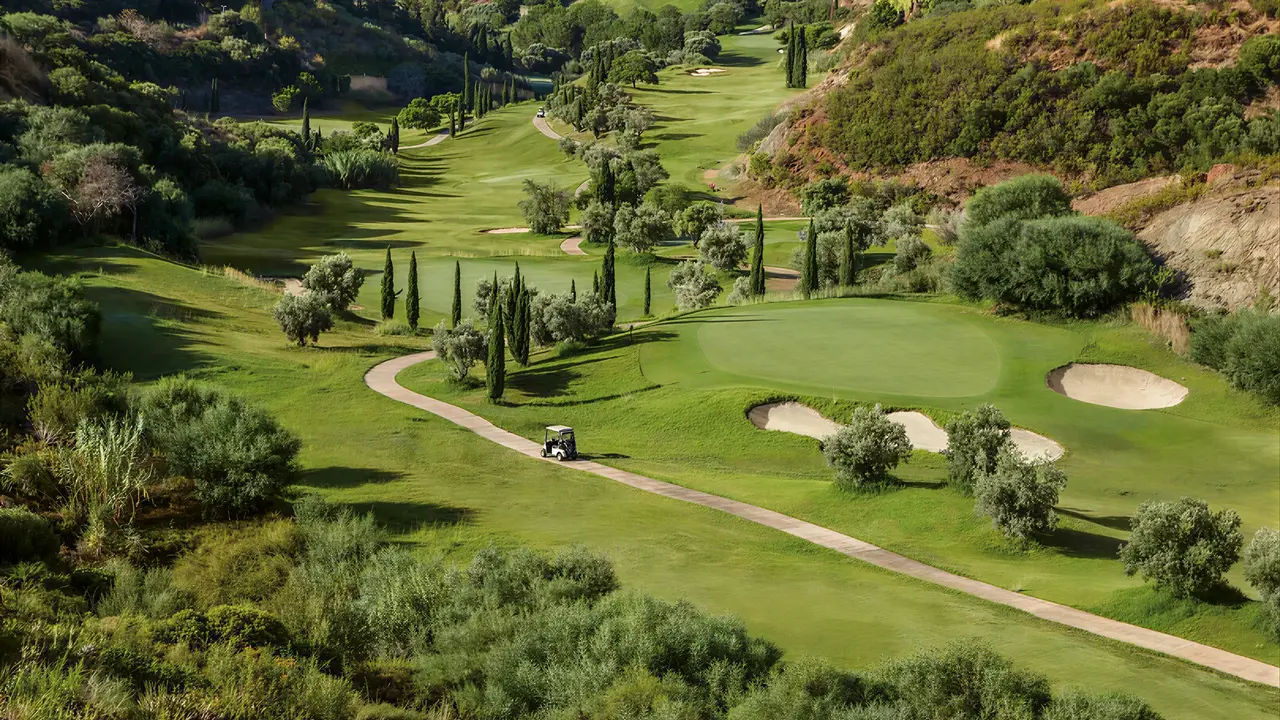 Pole golfowe w H10 Estepona Palace z wózkiem golfowym