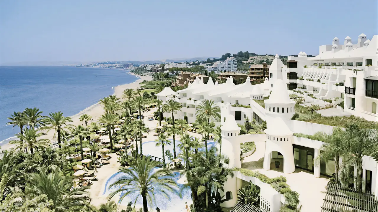 Widok na kompleks H10 Estepona Palace z basenami i plażą