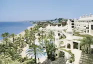 Widok na kompleks H10 Estepona Palace z basenami i plażą