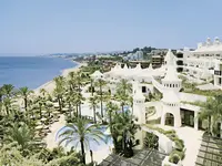 Widok na kompleks H10 Estepona Palace z basenami i plażą