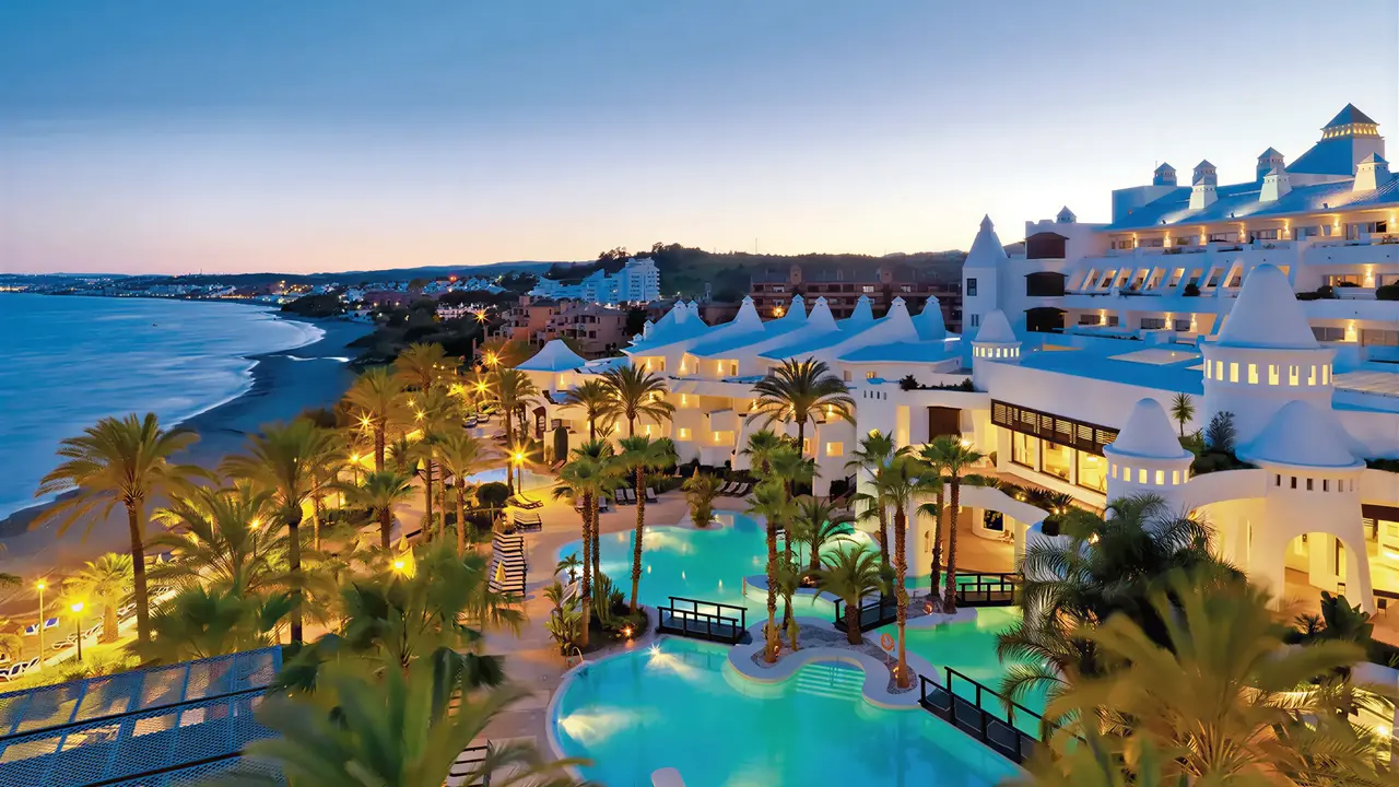Widok na kompleks i baseny w H10 Estepona Palace