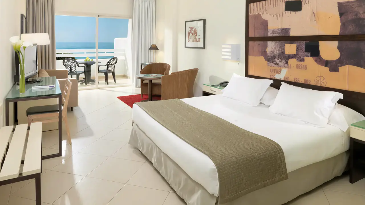 Nowoczesny pokój z widokiem w H10 Estepona Palace