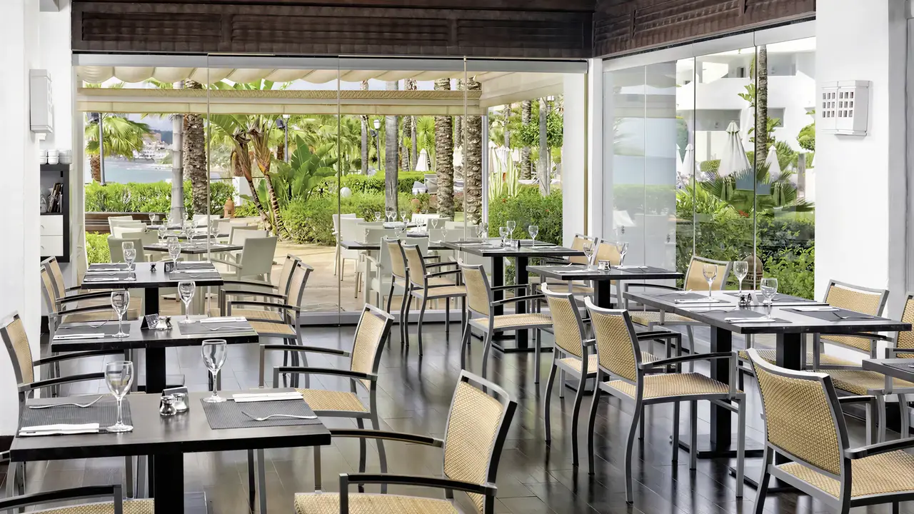 Restauracja w H10 Estepona Palace z ustawionymi stolikami