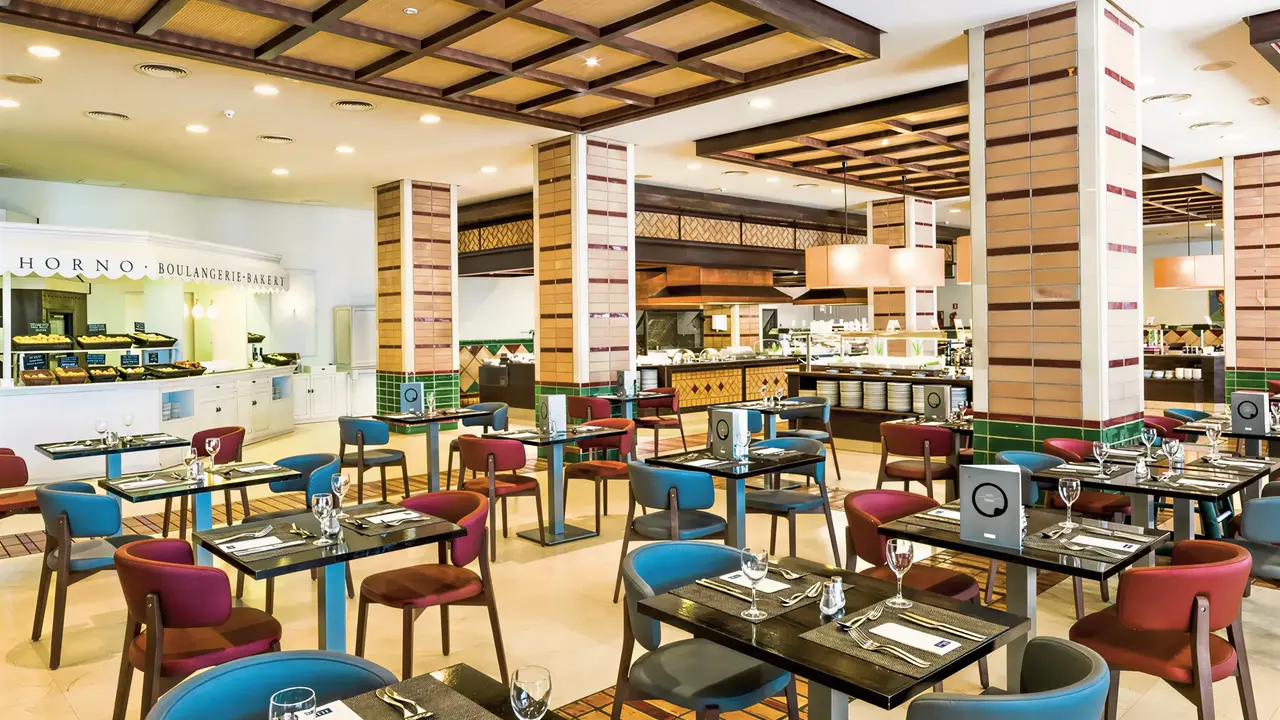 Restauracja w H10 Estepona Palace z ustawionymi stolikami
