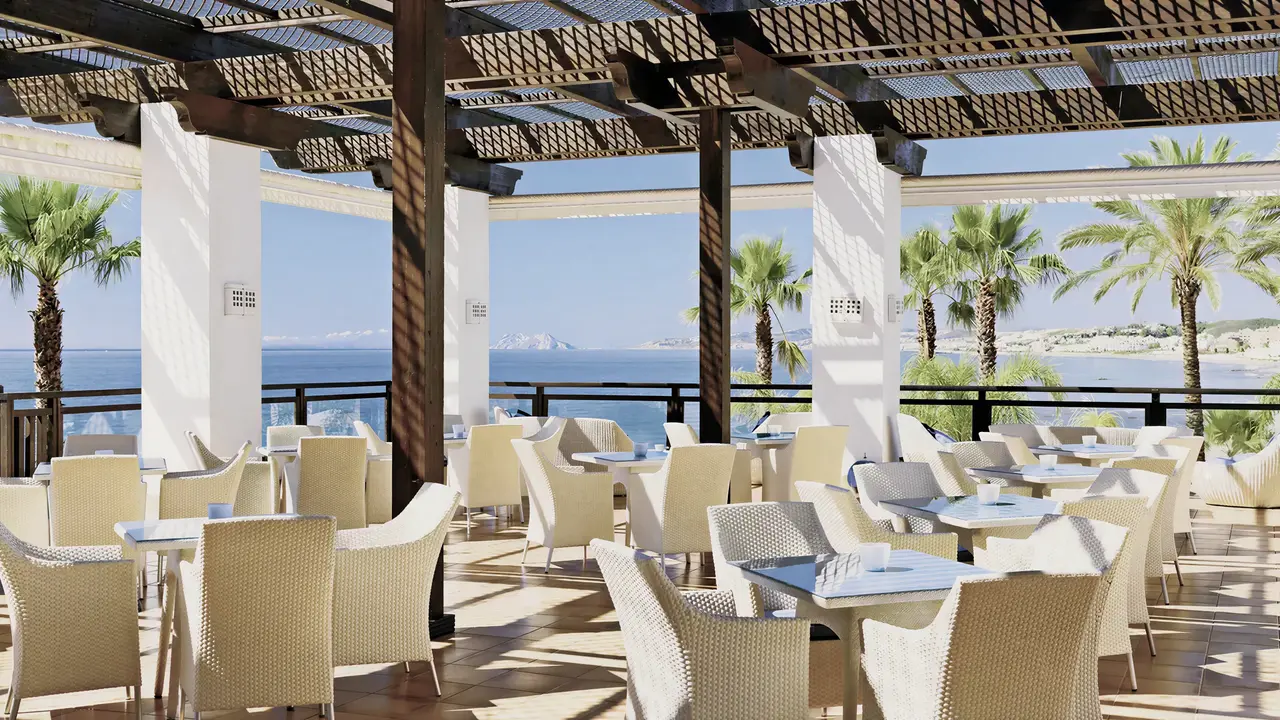 Restauracja w H10 Estepona Palace z widokiem na morze