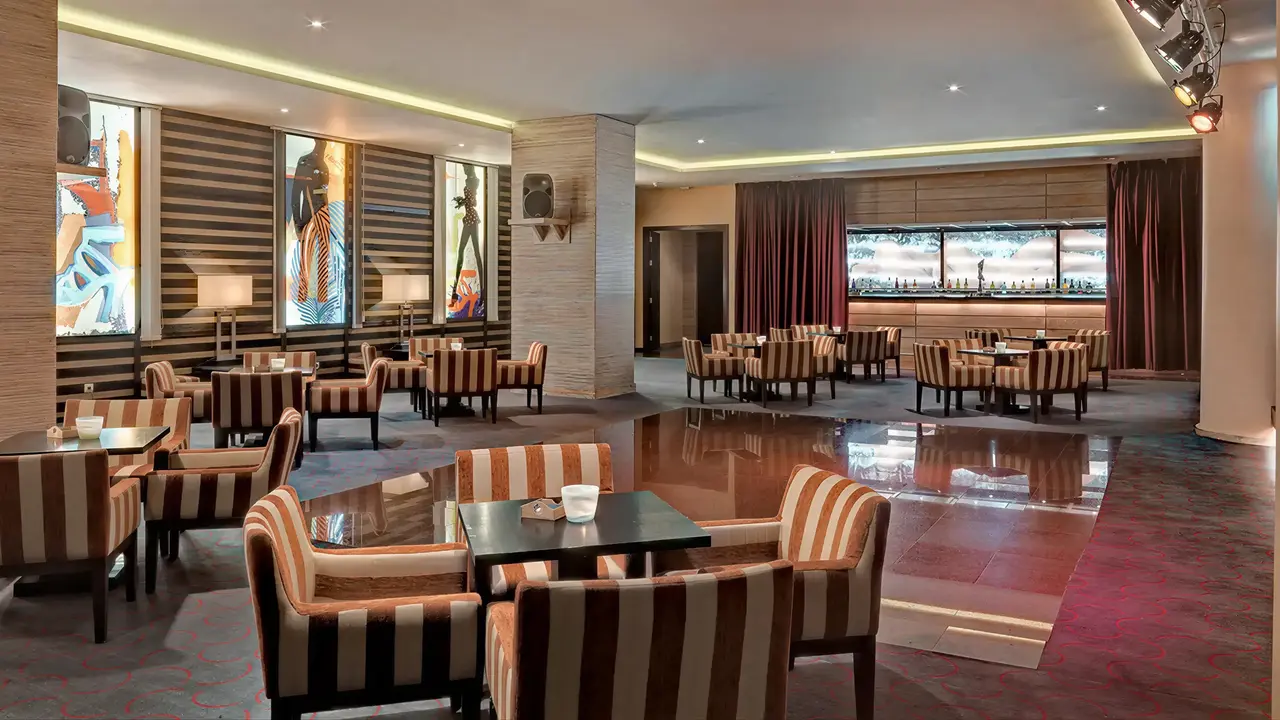 Wnętrze eleganckiego lobby w H10 Estepona Palace