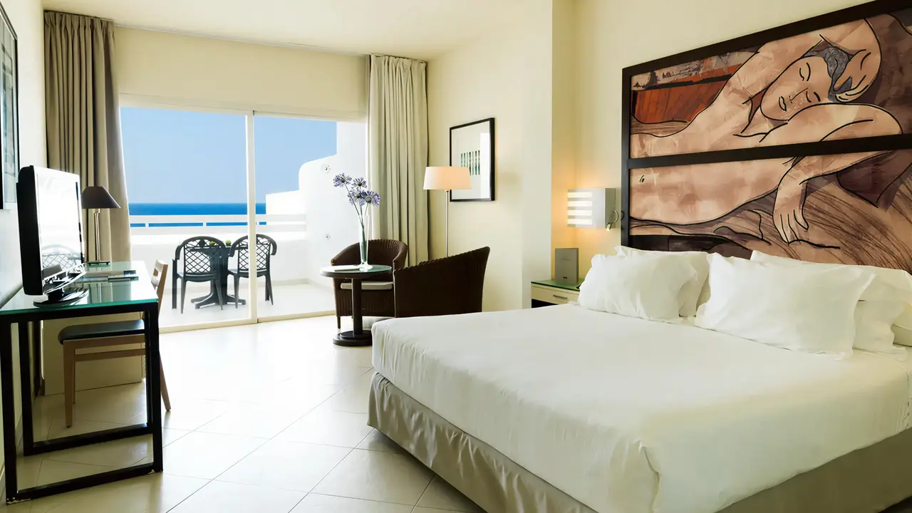 Jasny pokój z łóżkiem w H10 Estepona Palace