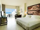 Jasny pokój z łóżkiem w H10 Estepona Palace