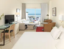 Jasny pokój hotelowy z widokiem w H10 Estepona Palace